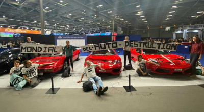 Eco-activiștii au ajuns la Salonul Auto de la Paris! Aceștia au turnat vopsea peste supercaruri și și-au lipit mâinile de mașini - Photo