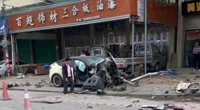 În China, o Tesla Model Y a accelerat până la viteza maximă și a omorât doi oameni, după care s-a izbit într-un bloc! - Photo