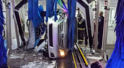 Un pensionar din SUA s-a răsturnat pe propriul automobil într-o spălătorie auto - Photo