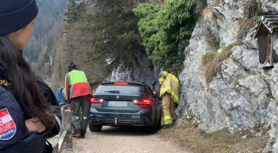 (FOTO) Un șofer de 77 de ani s-a orientat după indicațiile GPS-ului și a rămas blocat pe o alee pietonală - Photo