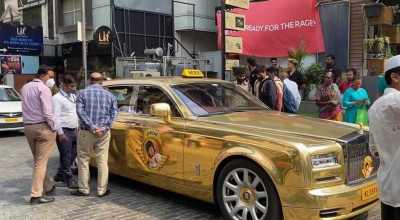 Un multimilionar din India transportă gratuit turiștii pe propriul Rolls-Royce Phantom, poleit cu aur - Photo