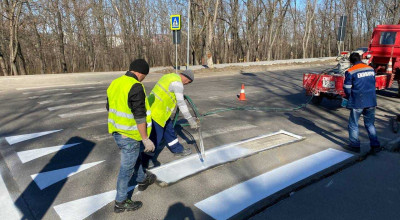 Municipalitatea a început lucrările de înnoire a marcajelor rutiere la trecerile pietonale - Photo