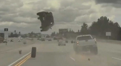 Moment ca în filme, surprins de camera de bord a unei Tesla! Accident bizar, cauzat de o roată desprinsă - Photo