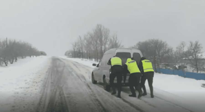 Zeci de mașini au derapat de pe traseu din cauza condițiilor meteo! Echipajele de poliție au monitorizat traficul - Photo
