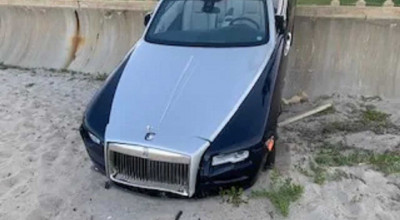 O pensionară pe Rolls-Royce a pierdut controlul asupra volanului și a intrat violent într-o sculptură! - Photo