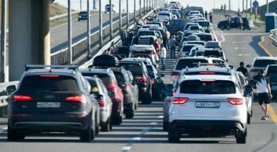 Ambuteiaj de 13 km pe Podul Kerci, care unește Rusia cu Crimeea. Rușii s-au pornit la mare! - Photo