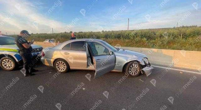Un Mercedes s-a izbit în poarta Ambasadei Federației Ruse și apoi a accidentat 2 mașini - Photo