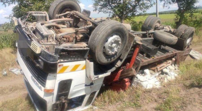 S-a născut în cămașă! Un camion s-a răsturnat într-un șanț, în Soroca. Șoferul - nevătămat - Photo