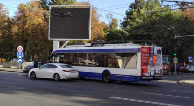 (FOTO) Accident matinal cu implicarea unui troleibuz de pe rută - Photo