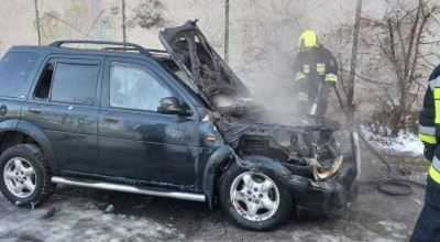 (FOTO) Pompierii au intervenit pe o stradă din capitală, unde o mașină a fost cuprinsă de flăcări - Photo