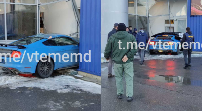 (FOTO/VIDEO) Un Ford Mustang s-a izbit în peretele unui magazin din capitală - Photo