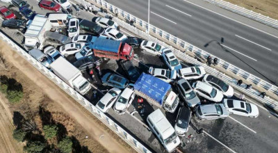 Din cauza condițiilor extreme, pe o autostradă din China s-au ciocnit mai multe automobile - Photo