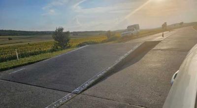 ASD la datorie! Drumarii au intervenit pe o porțiune de drum, unde s-au ridicat plăcile de beton - Photo