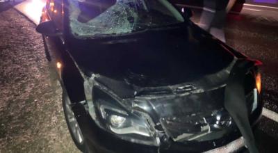 Un bărbat, cu copilul în brațe, a traversat strada într-un loc neiluminat și a fost tamponat de un automobil - Photo