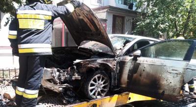 Un automobil a fost deteriorat în urma unui incediu. Pompierii au intervenit pentru a stinge flăcările - Photo