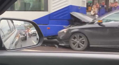 Accident cu implicarea unui troleibuz, care staționa regulamentar. Șoferul unui Mercedes se face vinovat - Photo