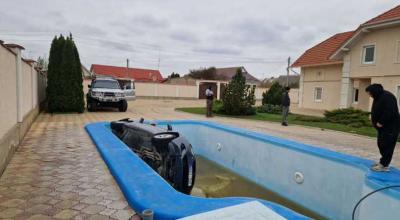 (FOTO) Un BMW a fost accidentat, după ce a ajuns într-o piscină, în circumstanțe necunoscute - Photo
