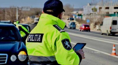 Accident matinal în capitală. Un șofer a adormit la volan și s-a tamponat într-un pilon electric - Photo