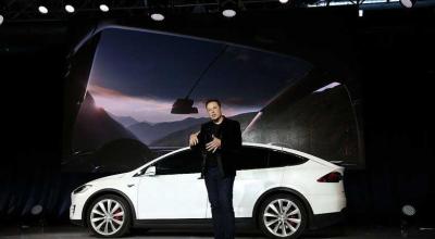 Donald Trump își cumpără o Tesla pentru a susține compania lui Elon Musk Donald Trump își cumpără o Tesla pentru a susține compania lui Elon Musk - Photo