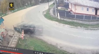 O femeie a pierdut controlul asupra volanului și s-a inversat, după ce a intrat într-o curbă cu viteză excesivă - Photo