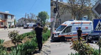 O ambulanță a ajuns într-un pilon de electricitate. Personalul medical, dar și pacientul au suferit diverse traumatisme - Photo