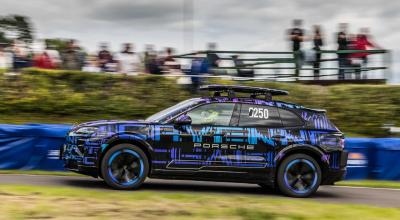 (FOTO) Prototipul viitorului Porsche Cayenne Electric a stabilit două recorduri în Marea Britanie (FOTO) Prototipul viitorului Porsche Cayenne Electric a stabilit două recorduri în Marea Britanie - Photo