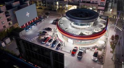 Tesla deschide primul restaurant futurist: drive-in, roboți ospătari și burgeri Cybertruck - Photo