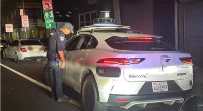 Cine plătește amenda când la volan e un robot? Povestea bizară a unei mașini autonome oprite de poliția din California - Photo
