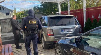 Un fost angajat ASP, reținut de ofițerii CNA. Continuă perchezițiile în dosarul legat de „fabricarea” permiselor Un fost angajat ASP, reținut de ofițerii CNA. Continuă perchezițiile în dosarul legat de „fabricarea” permiselor - Photo