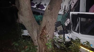 Tragedie la Briceni. Un șofer de camion și-a pierdut viața după ce s-a izbit violent într-un copac Tragedie la Briceni. Un șofer de camion și-a pierdut viața după ce s-a izbit violent într-un copac - Photo