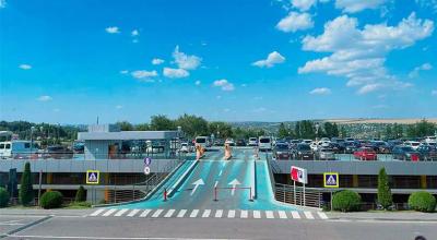 Mașini „uitate” la Aeroportul Chișinău. 4 vehicule cu numere ucrainene au acumulat datorii de aproape 400.000 lei fiecare Mașini „uitate” la Aeroportul Chișinău. 4 vehicule cu numere ucrainene au acumulat datorii de aproape 400.000 lei fiecare - Photo