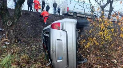 Tragedie la Ocnița. Un pasager a murit, iar un polițist de frontieră a fost grav rănit după ce o mașină s-a izbit într-un copac - Photo