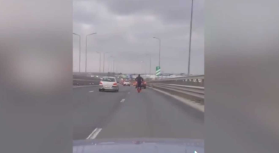 Imagini șocante pe o autostradă din România. Un bărbat gonea cu 90 km/h pe trotinetă printre mașini - Photo