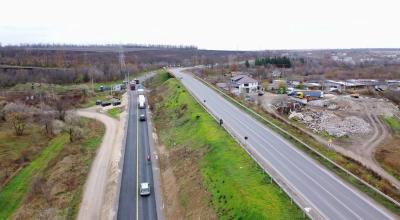 Drumarii au amenajat, temporar, un drum de ocolire în apropiere de Bălți, pe durata reparației podului - Photo