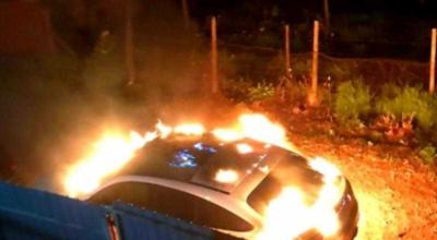 La un pas să ardă de viu în automobilul propriu. 2 bărbați au incendiat un Mercedes, în timp ce în interior se afla proprietarul - Photo