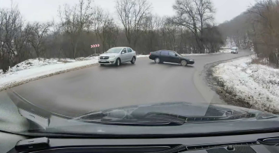 O manevră neasigurată l-a putut costa viața. Un șofer a trecut ca prin urechea acului, după o depășire în loc interzis - Photo