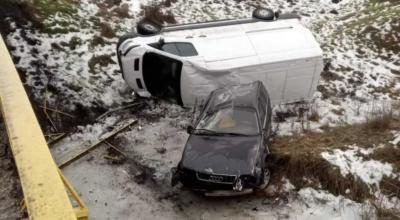 Accident la Ialoveni. 2 mașini au derapat într-un șanț, în apropierea unui pod - Photo