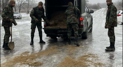 Zis și făcut! Armata Națională a distribuit nisip și material antiderapant în mai multe sectoare - Photo