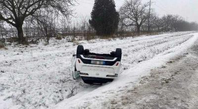 O șoferiță de 50 de ani a ajuns într-un șanț. Nu a ținut cont de condițiile de drum - Photo