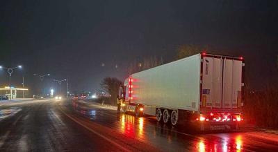 Vehiculele de mare tonaj au acces restricționat pe anumite trasee din cauza ghețușului care se formează - Photo