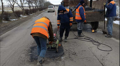 Drumarii intervin pe mai multe trasee din țară. Se realizează plombări cu asfalt la rece pe drumurile cu gropi - Photo