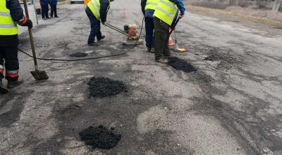 Drumarii intervin în teren. Se realizează reparații de urgență pe mai multe drumuri naționale - Photo