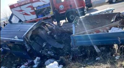 Un bărbat a ajuns la spital, în stare critică, după un grav accident la Florești. Un Volkswagen s-a tamponat cu un vehicul al muncitorilor - Photo