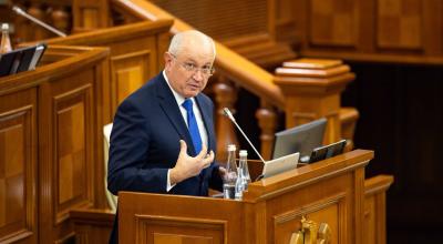 Premierul, Alexandru Munteanu, le cere cetățenilor să renunțe la mașini în favoarea transportului public - Photo