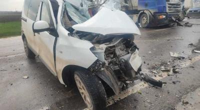 Un șofer de 65 a decedat, după ce s-a tamponat într-un camion. Din mașină, a rămas doar jumătate... - Photo