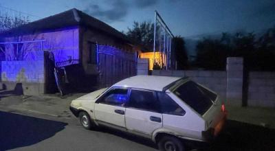 Un minor a luat viața unui bărbat de 72 de ani, după ce a intrat cu mașina în gospodăria acestuia - Photo