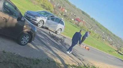 Accident grav la Hâncești. Un copil de 7 ani, lovit de o mașină în timp ce mergea cu bicicleta - Photo