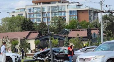 Accident violent la Botanica. Un BMW a rupt un semafor după coliziunea cu o mașină chinezească - Photo