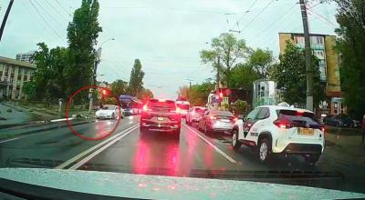 Accident pe o trecere de pietoni din Chișinău. O adolescentă a ajuns la spital după ce a fost lovită de o Tesla - Photo