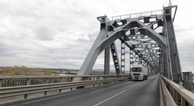 Atenție șoferi, circulația pe Podul Giurgiu–Ruse va fi suspendată temporar. Restricțiile diferă în funcție de tipul vehiculului - Photo